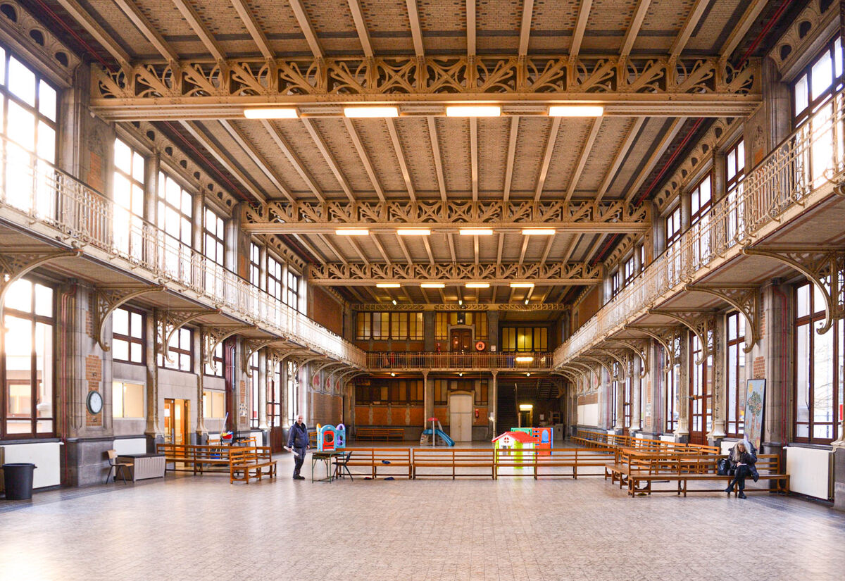 Vue sur le préau de l’école 